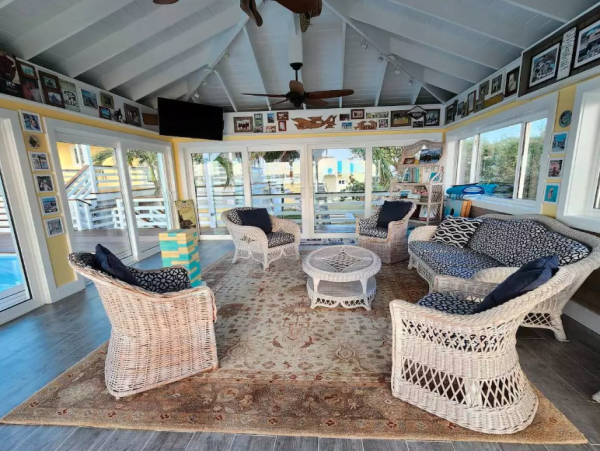 Luxurious Island Retreat with Breathtaking Views in Hope Town